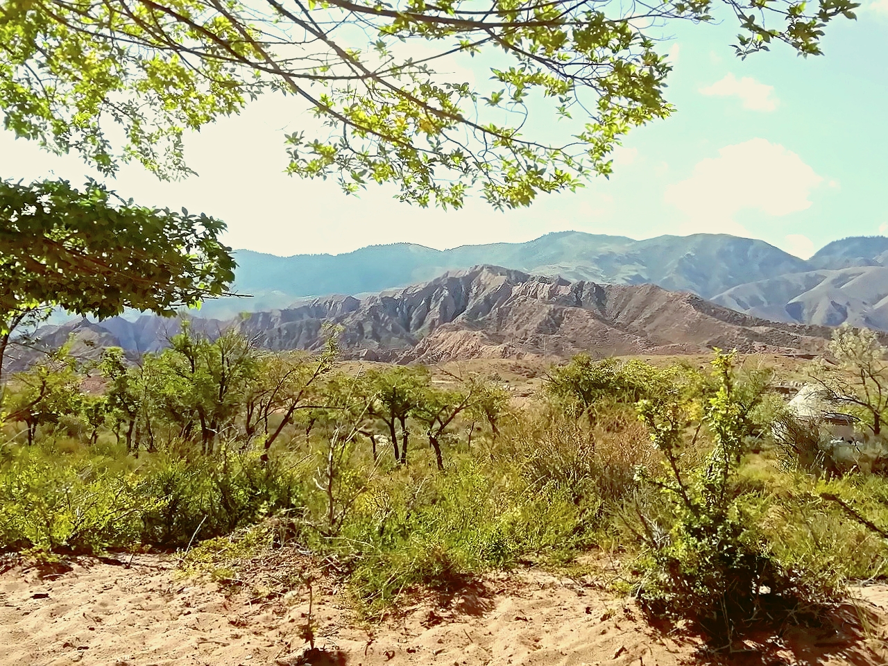 Пейзажи близ посёлка Каджи-Сай 