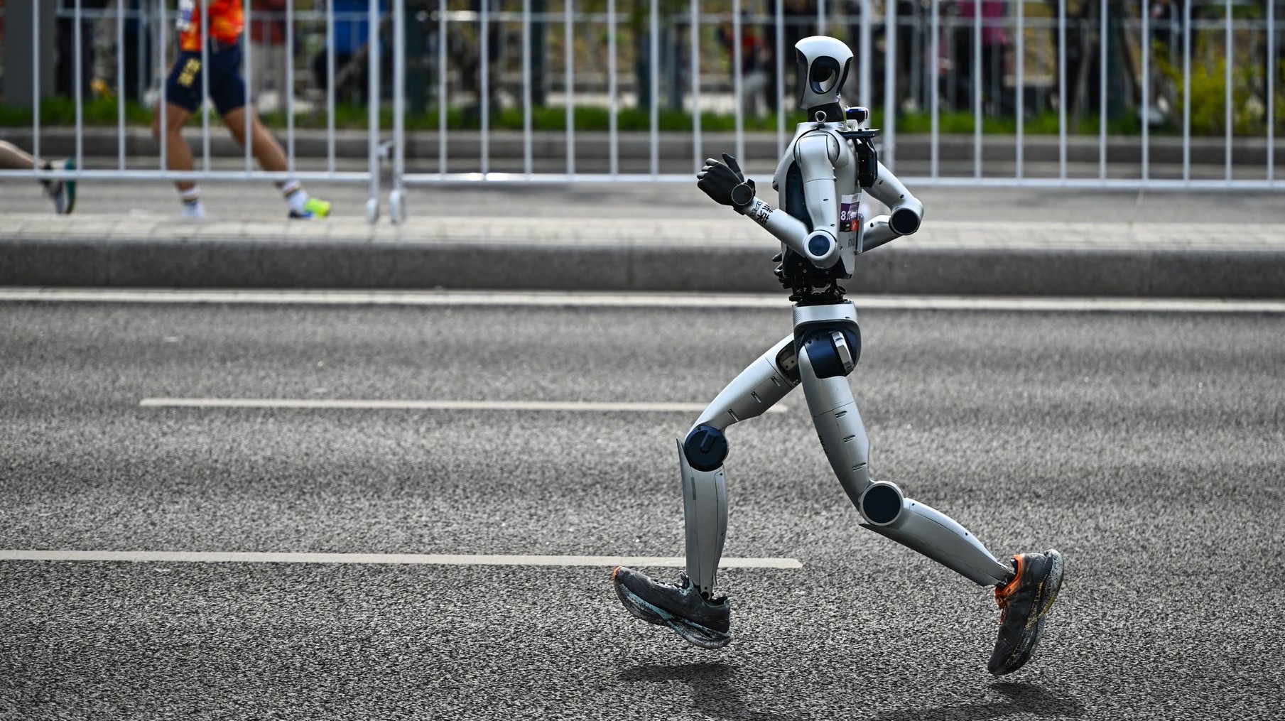 Гуманоидные роботы демонстрируют стремительный прогресс: в пекинском полумарафоне они обогнали людей - Такое кино